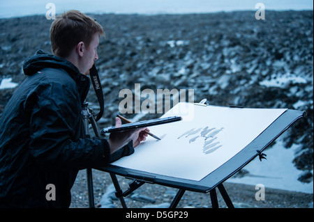 La peinture d'un homme se percher sur l'étourneau jetée à Aberystwyth, Pays de Galles, Royaume-Uni 5 Mars 2013 Banque D'Images