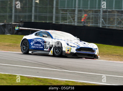 Aston Martin Vantage GT3 voiture de course Sport en British GT Championship à Oulton Park Motor Racing Circuit Angleterre Cheshire Banque D'Images