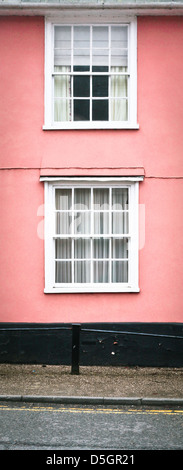 Une maison rose avec des fenêtres blanches dans le Suffolk, Angleterre Banque D'Images