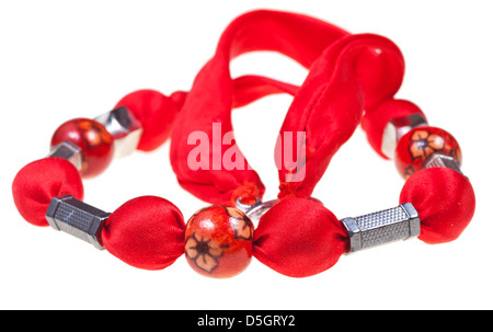 Collier femme textile rouge isolé sur fond blanc Banque D'Images