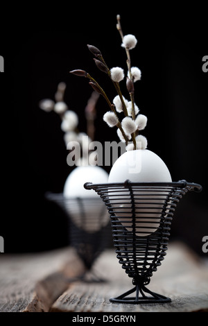 Branches de saule blanc dans les œufs, selective focus Banque D'Images