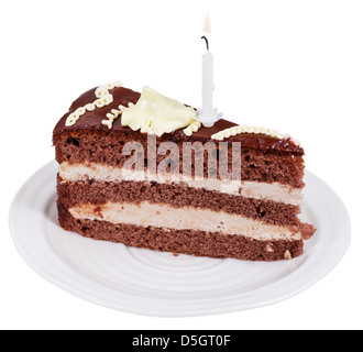 Morceau de gâteau au chocolat avec bougie allumée sur la plaque isolé sur fond blanc Banque D'Images