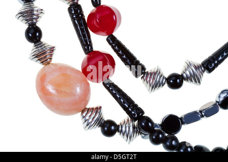 L'agate, jade, céramique collier fait main women's close up isolé sur fond blanc Banque D'Images