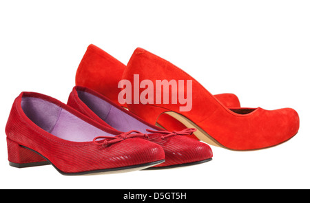 Deux paires de chaussures de femmes rouge isolé sur fond blanc Banque D'Images