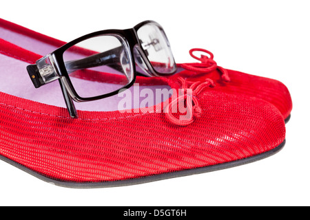 Chaussures femmes rouge et noir non nom lunettes isolé sur fond blanc Banque D'Images