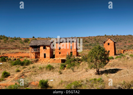 Madagascar, Ambatolampy, maisons rendues avec boue ocre Banque D'Images