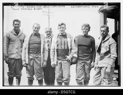 Spalding - Baumeister - Bull - Gallauer - Ketcham (Capt) - Howard Jones -- Les entraîneurs et Yale Capt (LOC) Banque D'Images