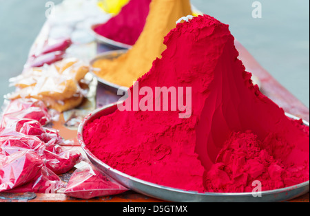 Pieux et des monticules de colorant en poudre couleur indienne pour festival saint et religieux à des fins de marché libre. Banque D'Images