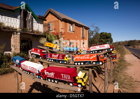 Madagascar, Ambatolampy, camions de jouets fabriqués à partir de boîtes de conserve à la vente sur le champ Banque D'Images