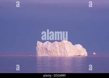 Iceberg au crépuscule, Qeqertarsuaq, Groenland Banque D'Images