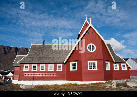 Église en bois rouge à Qeqertarsuaq Banque D'Images