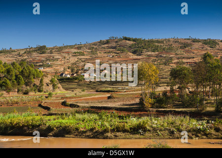 Madagascar, Ambatolampy, rivière qui coule à travers le paysage agricole Banque D'Images