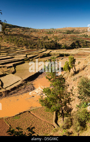 Madagascar, Ambatolampy, rivière qui coule à travers le paysage agricole Banque D'Images