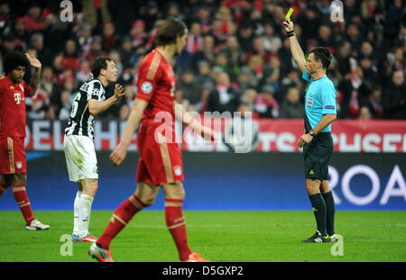 Munich, Allemagne. Le 02 avril 2013. L'arbitre anglais Mark Clattenburg (R) montre la carte jaune à la Juventus' Stephan Lichtsteiner (L) lors de la Ligue des Champions quart de finale match aller match de foot entre FC Bayern Munich et la Juventus de Turin à München Arena de Munich, Allemagne, 02 avril 2013. Photo : Tobias Hase/dpa Banque D'Images