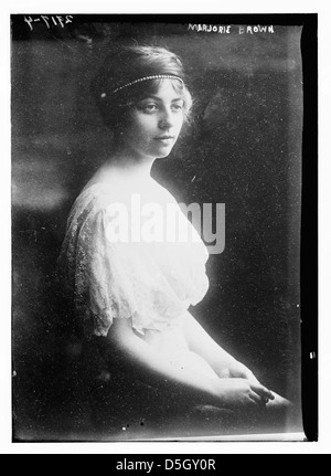 Marjorie Brown, une éminente socialite et membre de la Croix-Rouge, est vue dans un portrait de novembre 1913 à Atlanta, en Géorgie. La photographie la montre assise, portant des perles et de la dentelle, avec une expression sérieuse. Elle est demoiselle d'honneur au mariage d'Edward T. Brown et Francis B. Sayre, et est associée au suffrage féminin et à des causes sociales. Banque D'Images