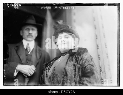 Maria Montessori, éducatrice italienne et innovatrice en éducation, est représentée dans un portrait portant un chapeau, symbolisant ses contributions significatives au développement des méthodes éducatives modernes. Banque D'Images