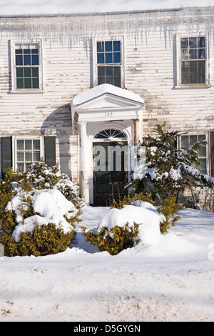 Aperçu de la maison hantée avec la neige et la glace des cycles, Ma., New England, USA Banque D'Images