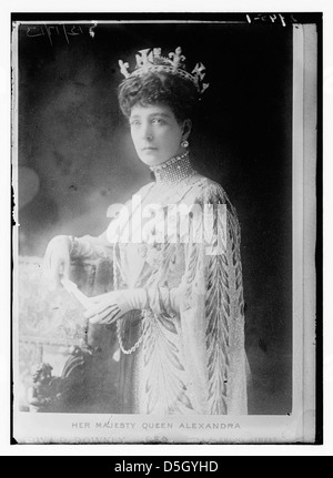Portrait formel de la reine Alexandra, épouse du roi Édouard VII, capturé dans une pose royale. L'image montre sa tenue royale, y compris une couronne et une robe luxueuse. Banque D'Images