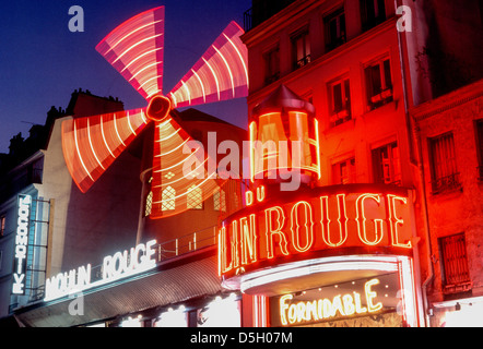 Paris, France, Montmartre Théâtre LE MOULIN ROUGE, la nuit. Quartier de Pigalle la nuit Détail Feux Banque D'Images