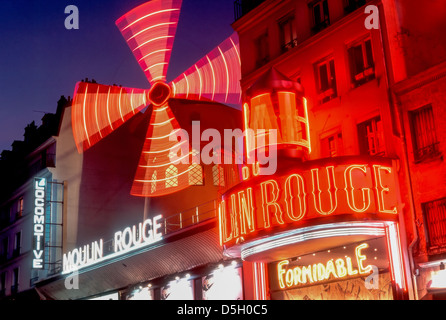 Paris, France, Montmartre Théâtre LE MOULIN ROUGE, la nuit. Banque D'Images