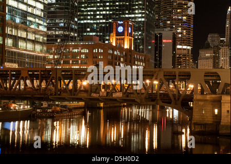 CHICAGO - MARS 28 : vue de la nuit de la rivière Chicago et historique Reid Murdoch Center de Chicago, USA le 28 mars 2013. Banque D'Images