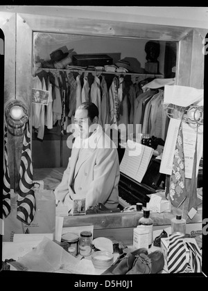 Portrait de Duke Ellington, pris au Paramount Theater de New York vers septembre 1946. Ellington, un musicien de jazz légendaire, est capturé pendant ses années d'influence dans la musique américaine. Banque D'Images