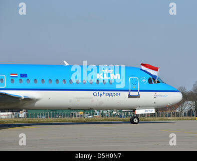 Manston, Kent, UK. Le 02 avril 2013. Au jour du lancement, Kent Manston du nouveau service KLM entre là et la principale plaque tournante de l'aéroport de Schiphol en Hollande. Le Fokker 70 appareils seront utilisés sur les vols deux fois par jour. KLM et les fonctionnaires étaient là pour Manston le jour du lancement. 2 avril, 2013 Photo par : DORSET MEDIA SERVICE/Alamy Live News Banque D'Images