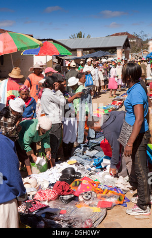 Madagascar, Ambositra, Marches Sandrandahy, décrochage du marché à vendre des vêtements européens Banque D'Images