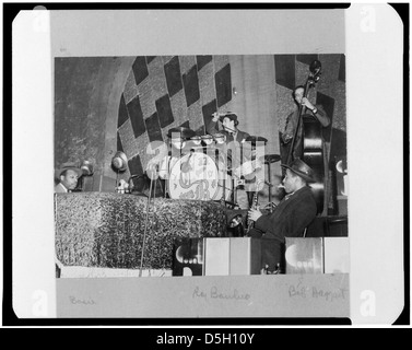 [Portrait de Count Basie, Ray Bauduc, Herschel Evans, et Bob Haggart, Howard Theatre, Washington, D.C., ca. 1941] (LOC) Banque D'Images