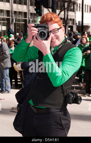 Photographe aux cheveux rouges à prendre des photos lors de la parade de la St Patrick à Montréal, province de Québec, Canada Banque D'Images