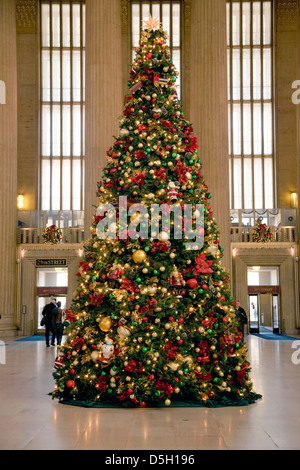 Arbre de Noël à la gare de 30th Street, Philadelphia, PA, USA. Banque D'Images