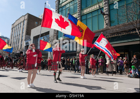 Drapeaux défilent au cours de la Saint Patrick's Day Parade à Montréal, province de Québec, Canada. Banque D'Images