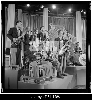 [Portrait de Sandy Siegelstien, Willie Wechsler, Micky Folus, Joe Shulman, Billy Exiner, Mario Rullo, Danny Polo, Lee Konitz, et Bill Bushing, Columbia Pictures studio, The Making of Beautiful Doll, New York, N.Y., ca. 1947 septembre] (LOC) Banque D'Images