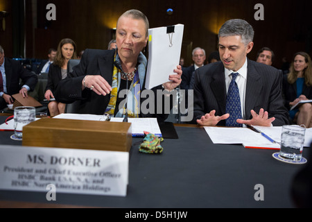 Irene dorer, président et chef de la direction de HSBC Bank USA, N.A., et Stuart Levey, directeur juridique HSBC Holdings. Banque D'Images