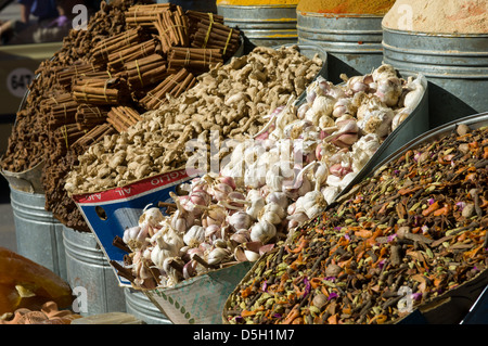 Ail, gingembre et cannelle pour la vente dans le marché aux épices du souk, Marrakech, Maroc Banque D'Images