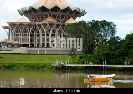 Nouveau bâtiment du parlement sur le côté nord de la rivière Sarawak, et tambang, kuching, Sarawak, Malaisie Banque D'Images