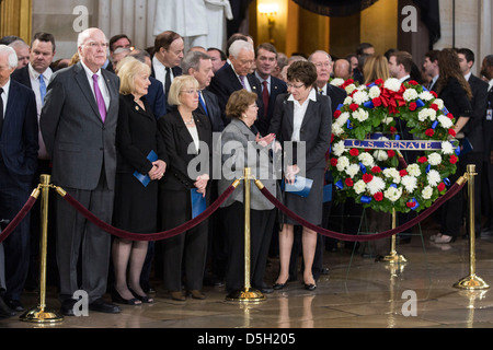 Le sénateur Patrick Leahy, gauche, (D-VT) attend l'arrivée du cercueil du sénateur Daniel Inouye (D-HI) dans le Capitole. Banque D'Images