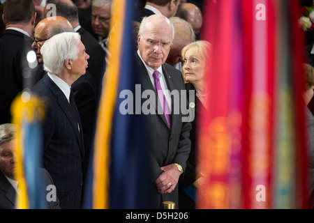 Le sénateur Patrick Leahy, gauche, (D-VT) attend l'arrivée du cercueil du sénateur Daniel Inouye (D-HI) dans le Capitole. Banque D'Images