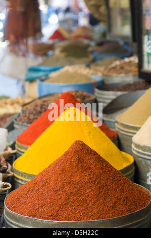 Des piles d'épices colorés dans un souk dans la Mellah, Marrakech, Maroc Banque D'Images