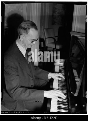 Roy J. Carew est photographié chez lui à Washington, DC, vers février 1942. La photographie met en valeur son style personnel et son environnement de vie au début des années 1940 Banque D'Images