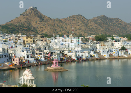 Ghats menant à lac Pushkar, Pushkar Mela, Pushkar, Rajasthan, India Banque D'Images