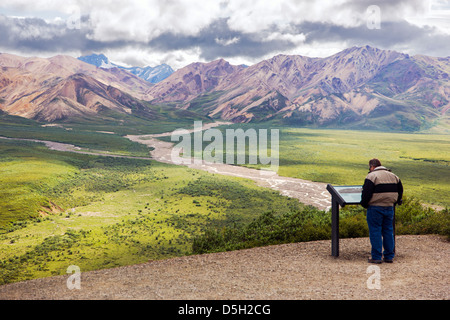 Les visiteurs du parc en profitant de la vue à oublier polychrome, Denali National Park, Alaska, USA Banque D'Images