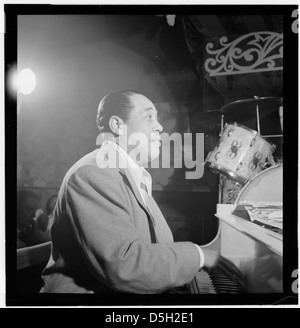 Portrait de Duke Ellington à l'Aquarium de New York, pris vers novembre 1946. La photo capture le musicien de jazz emblématique dans son élément pendant une période historique de sa carrière. Banque D'Images