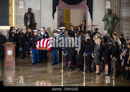 Le cercueil du sénateur Daniel Inouye (D-HI) est porté dans la rotonde du Capitole des États-Unis à Washington. Banque D'Images