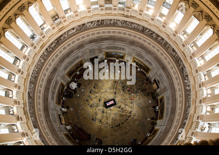 Le cercueil du sénateur Daniel Inouye (D-HI) se trouve dans la région de la capitale américaine rotonde à Washington. Banque D'Images