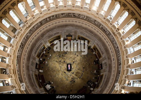 Le cercueil du sénateur Daniel Inouye (D-HI) se trouve dans la région de la capitale américaine rotonde à Washington. Banque D'Images