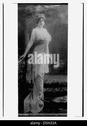 Ce portrait de Margherita Beriza la montre debout dans un studio, vêtue d'une robe en dentelle. La photographie a été prise par la Bibliothèque du Congrès, capturant la mode et l'élégance de l'époque. Banque D'Images