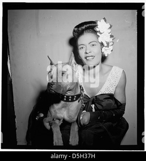 Portrait de Billie Holiday, l’une des plus grandes chanteuses de jazz de tous les temps, pris à New York vers février 1947, la montrant dans un moment emblématique de sa carrière. Banque D'Images