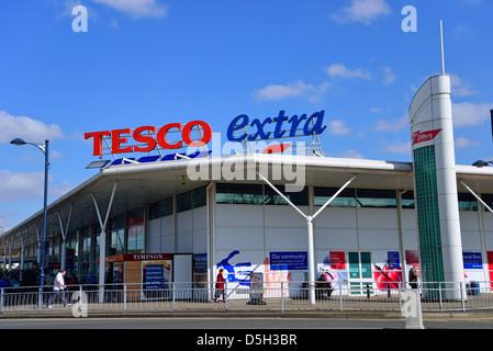 Supermarché Tesco Extra, Addlestone, Surrey, Angleterre, Royaume-Uni Banque D'Images