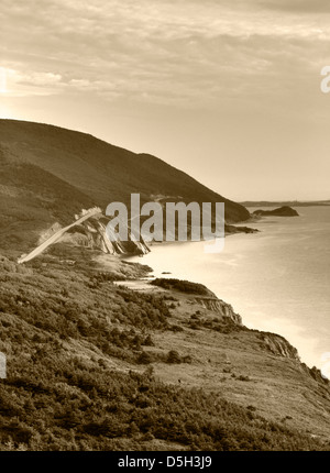 Le Canada, la Nouvelle-Écosse, l'île du Cap-Breton, le parc national des Hautes-Terres, cape rouge, vue du Cabot Trail le long de la côte. Banque D'Images